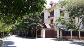 Cho thuê 2 căn nhà khu Linh Đàm DT 100m2 và 250m2, giá 25tr/tháng, đã hoàn thiện đẹp